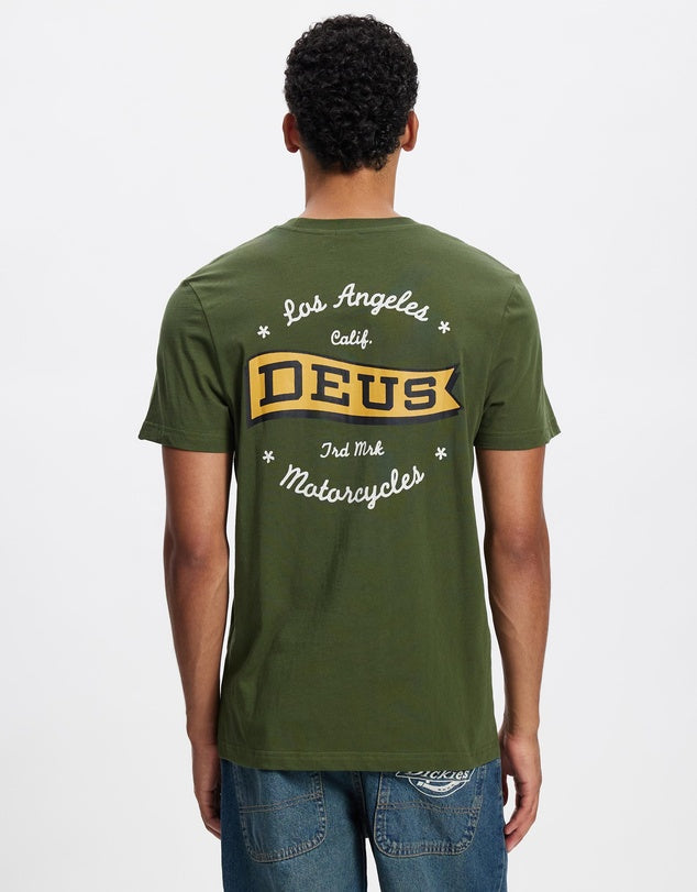 DEUS - Memento Tee in Cypress Green